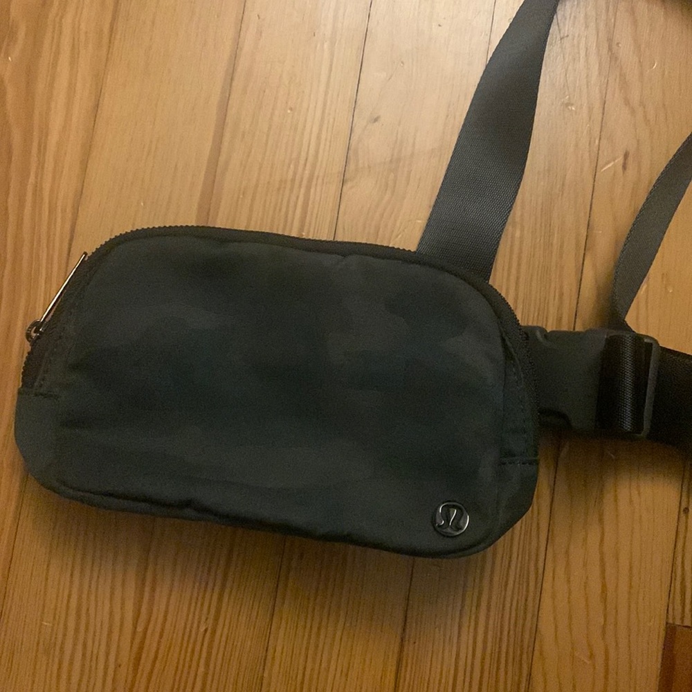 Lululemon green camo belt bag